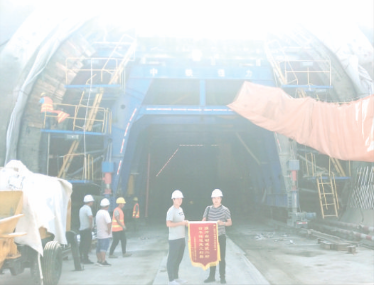 1637807702161271.png 中鐵四局黃黃鐵路項目部為我公司頒發(fā)錦旗.png